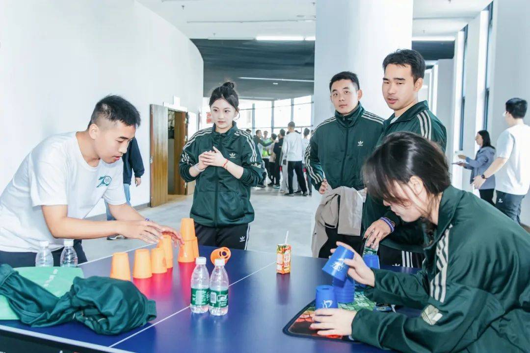 比赛中的精彩表现让人目不暇接，激情澎湃