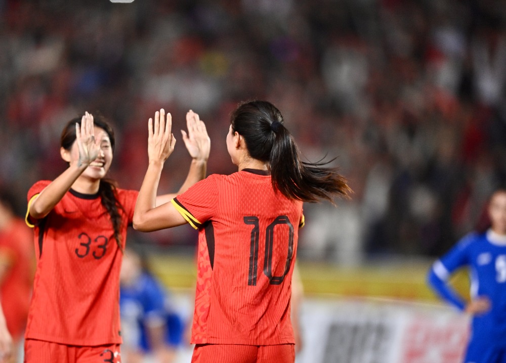 世界女子足球锦标赛上演激烈对抗，胜负悬念