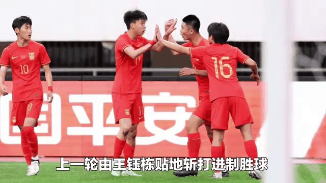 英雄球员为自己的球队打进制胜球
