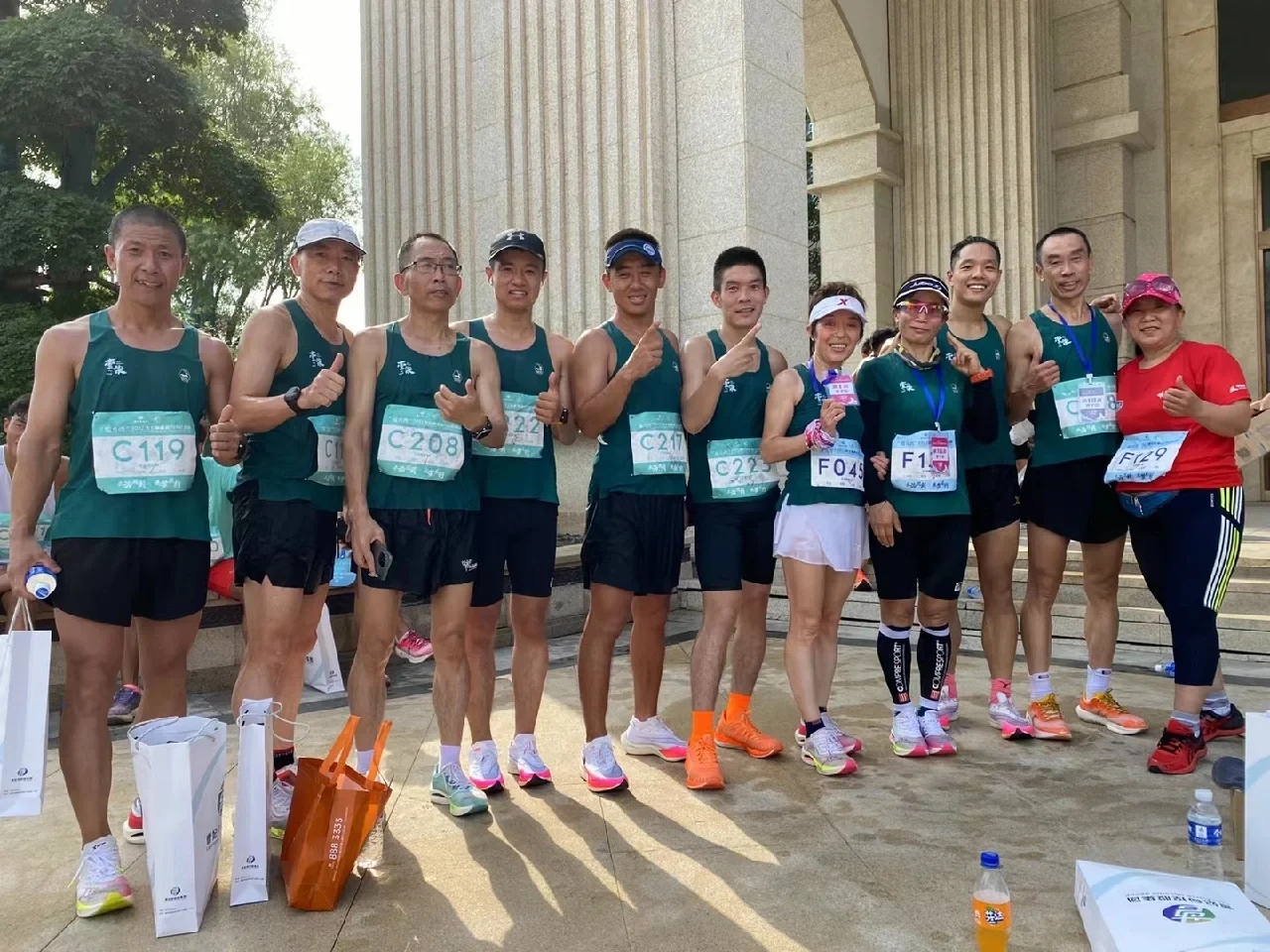 力拼九十分钟，球员们为胜利拼尽全力