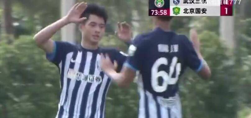 比赛的进程异常激动人心，球迷们心情沸腾不已