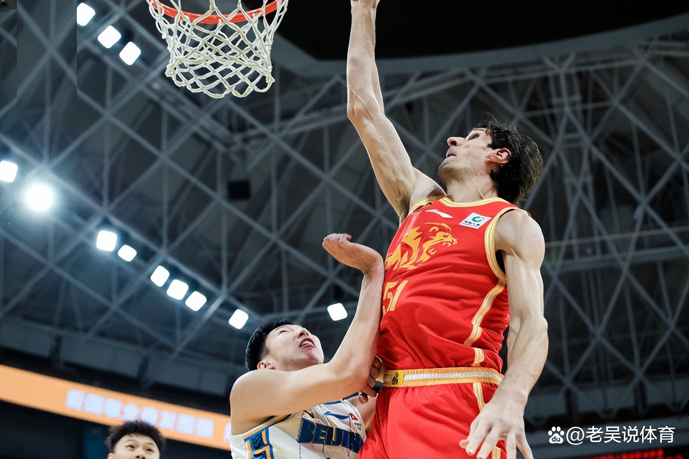 下半场逆袭！比赛中球队精彩逆转对手