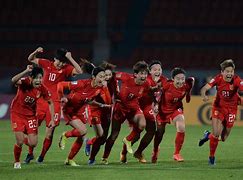 勇猛精神！女足球员在比赛中无所畏惧