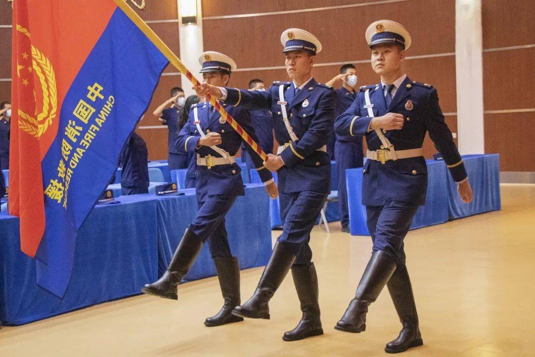 欧洲杯备战全景画面，球队精神抖擞士气高昂