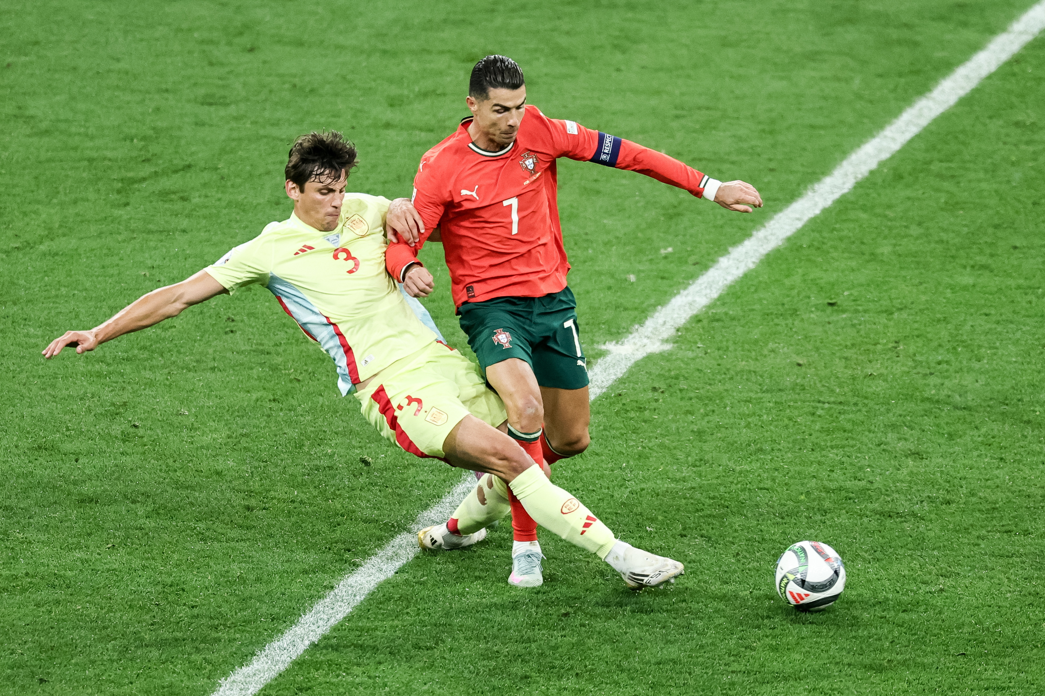 雷速官网下载-足球欧国联比赛热度持续增长，球员实力斗志昂扬