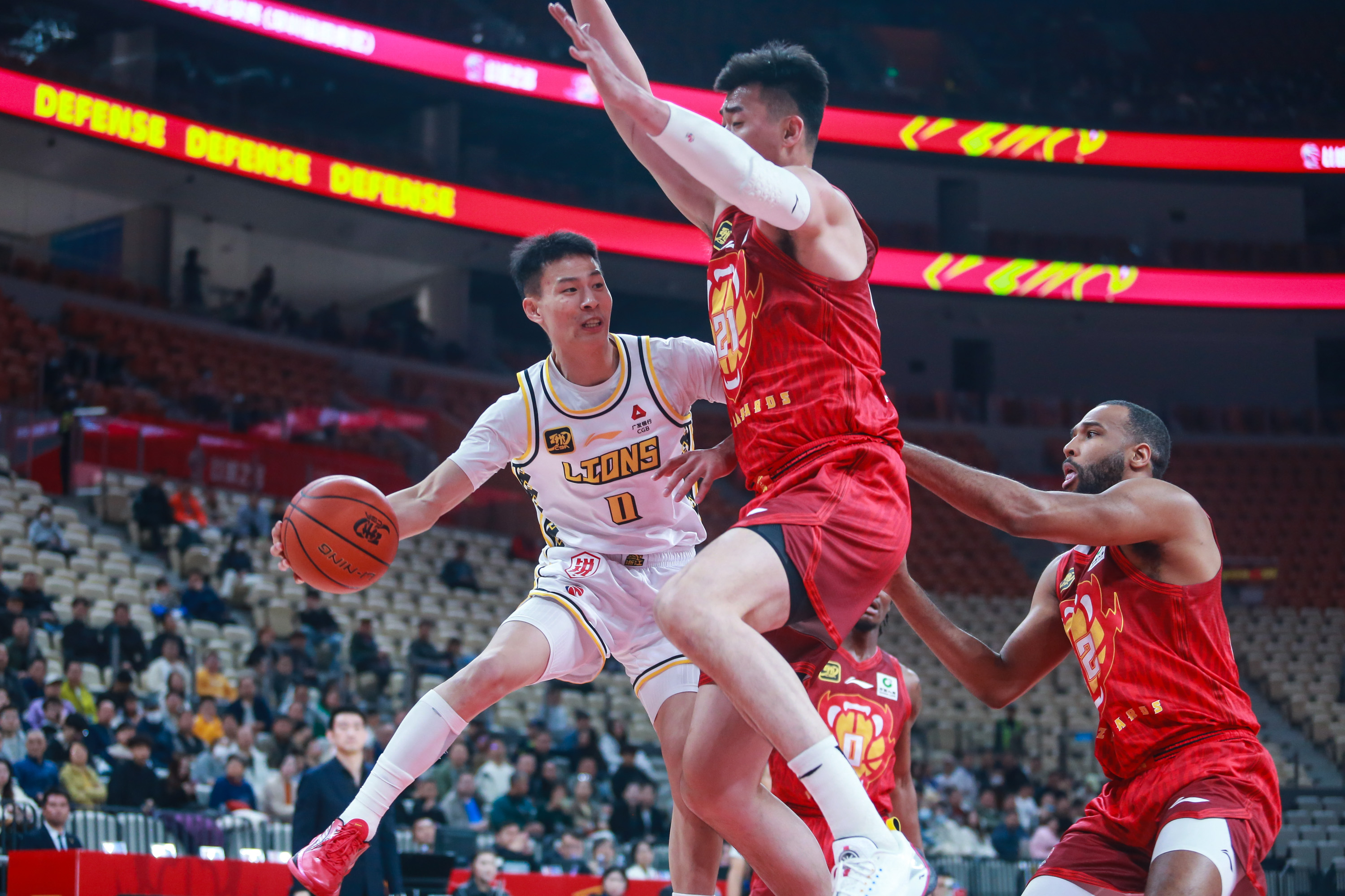 雷速官网-比赛现场火爆，球员在场上拼尽全力争夺胜利