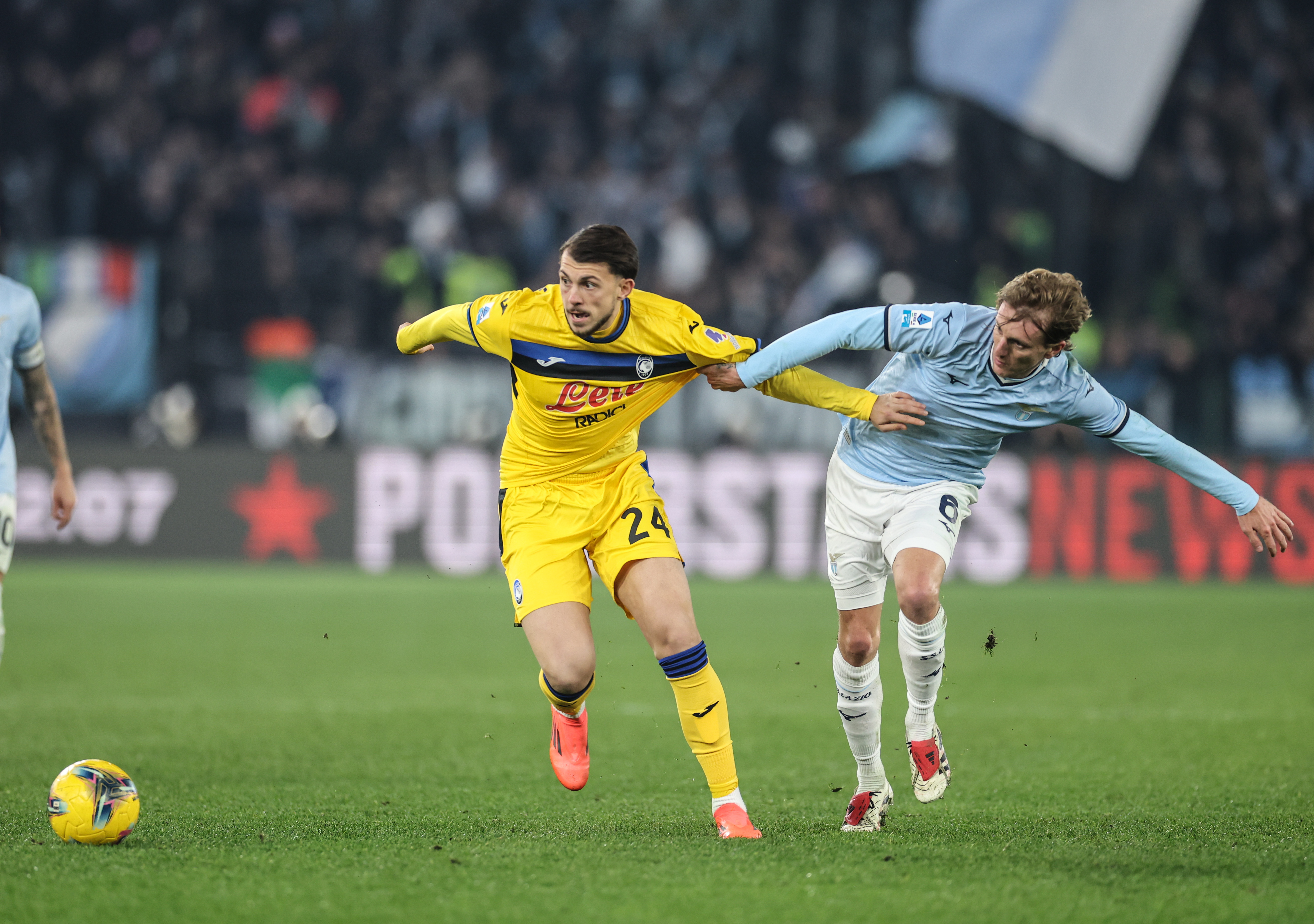 比赛现场火爆,球员在场上拼尽全力争夺胜利 比赛现场火爆,球员在场上拼尽全力争夺胜利