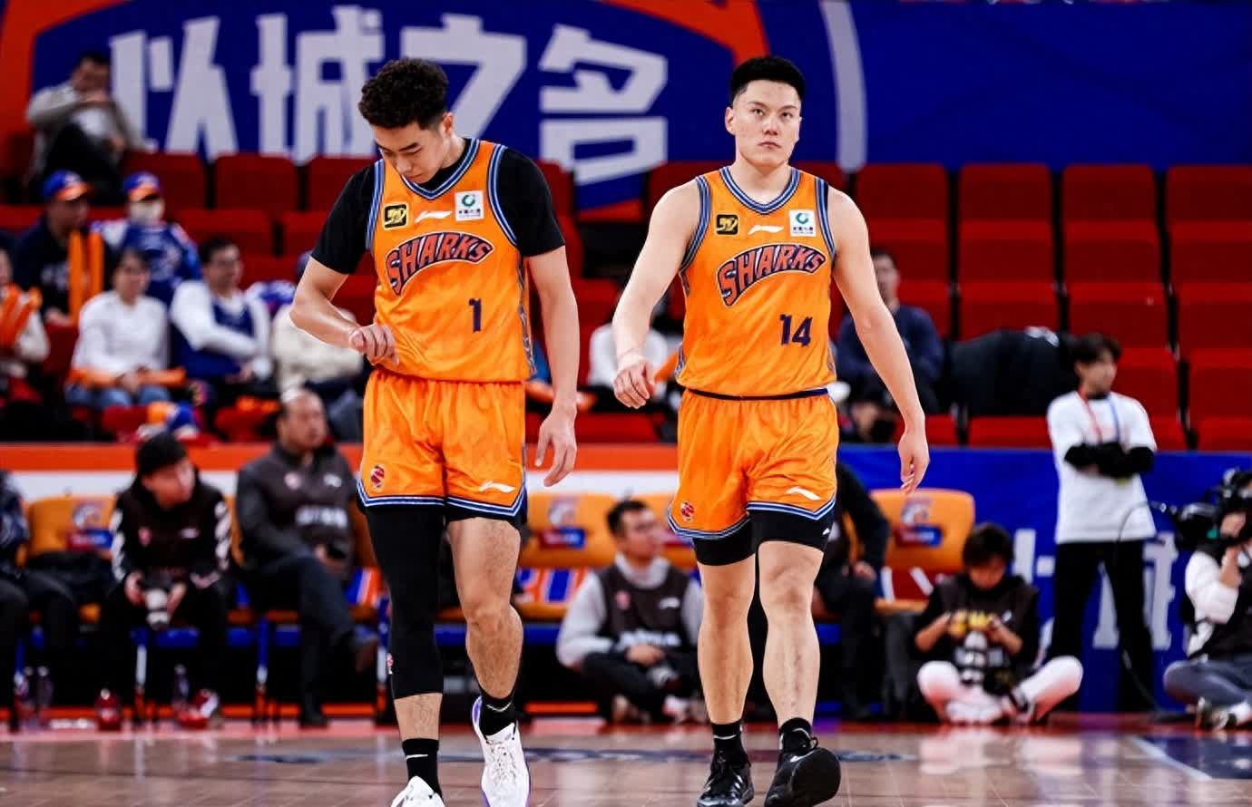 上海男篮在主场发挥出色,战胜山东男篮 上海男篮在主场发挥出色,战胜山东男篮