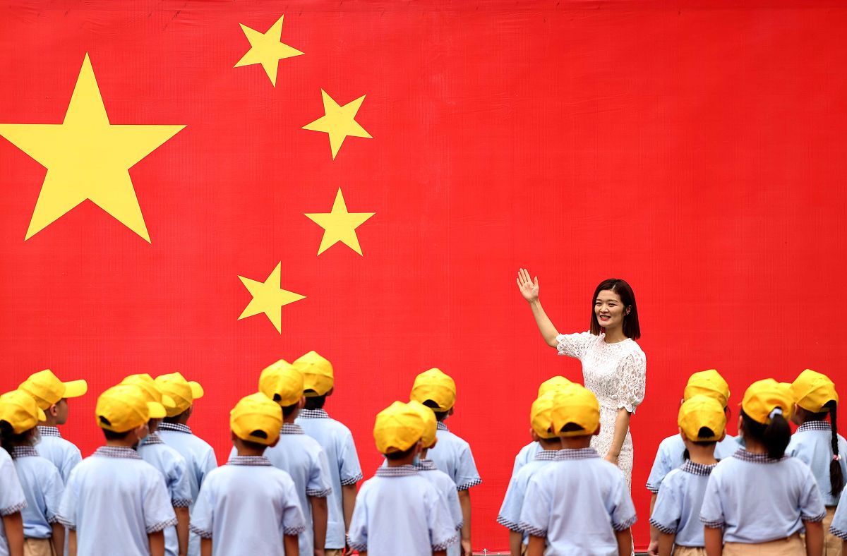 戴着国旗走向领奖台欢庆胜利 戴着国旗走向领奖台欢庆胜利