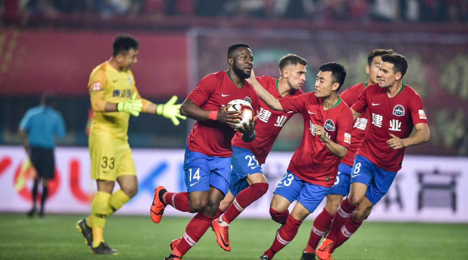 河南建业阻止对手攻势,成功守住球门 河南建业阻止对手攻势,成功守住球门